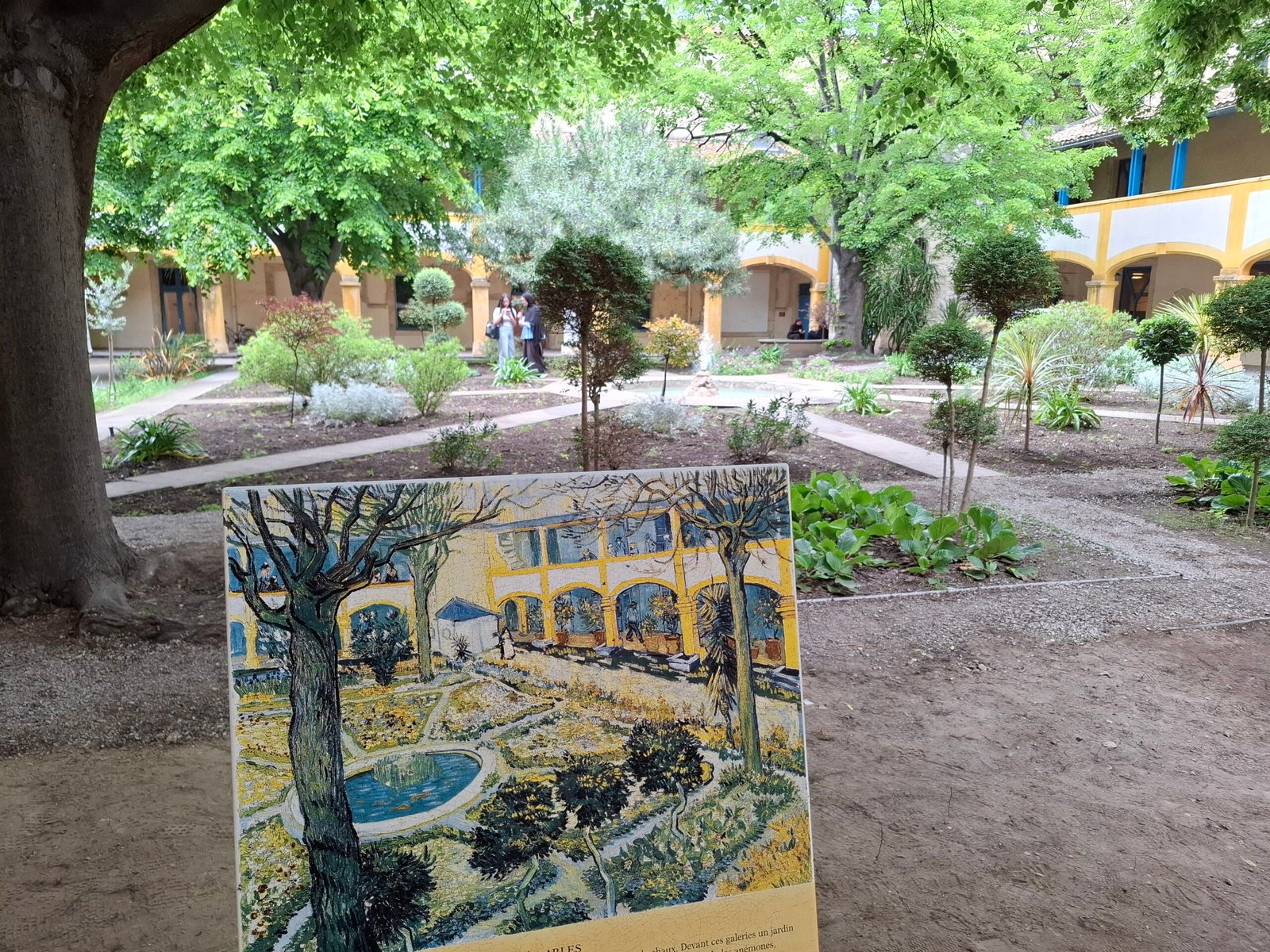 Reprodução de uma pintura de Van Gogh exposta no jardim do Espace Van Gogh, o antigo hospital de Arles
