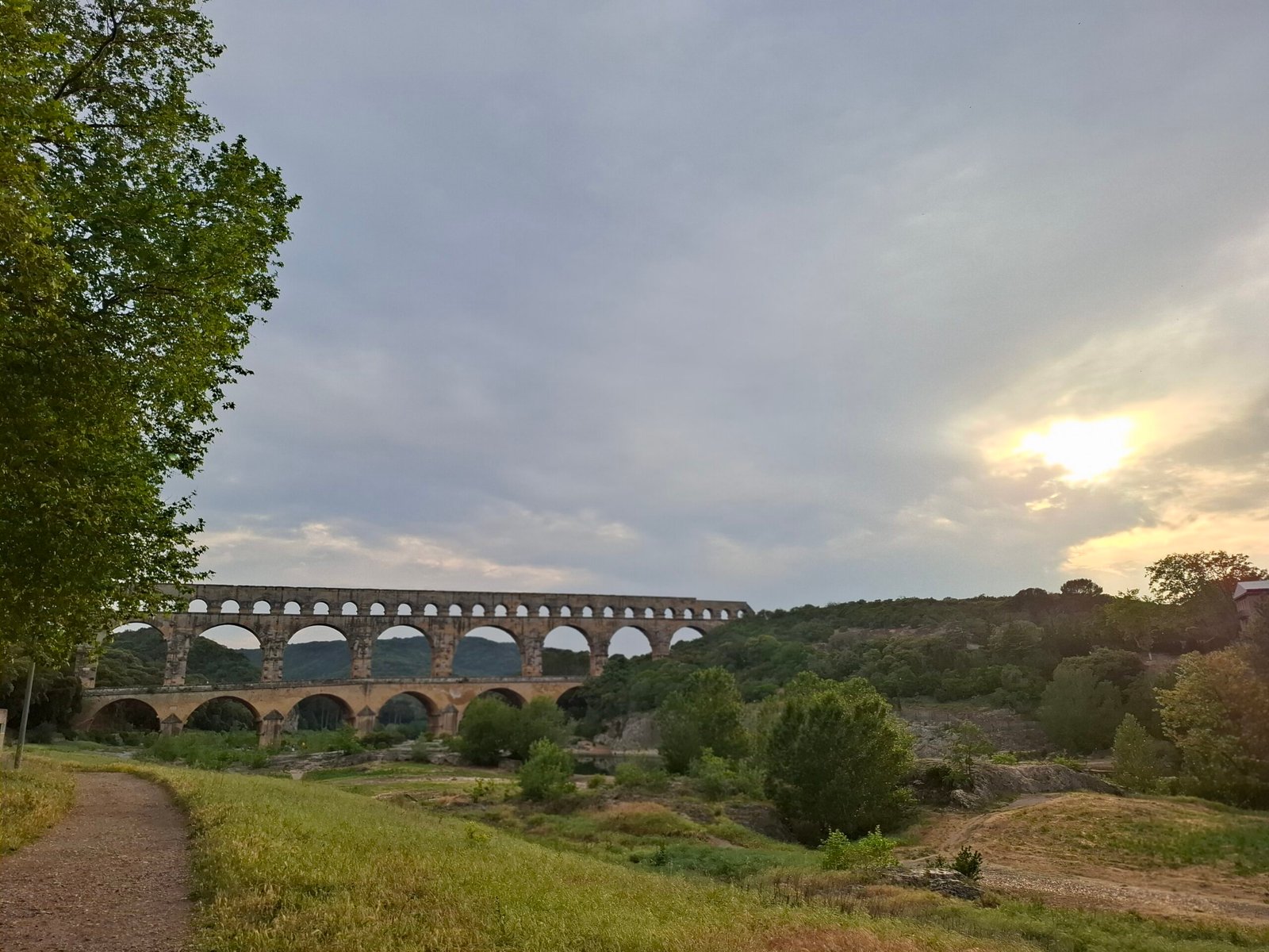 Vista do aqueduto romano do Pont du Gard entre a vegetação