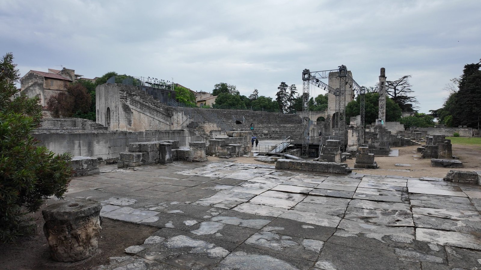 Ruínas do Teatro Romano de Arles, com colunas de pedra e o piso original