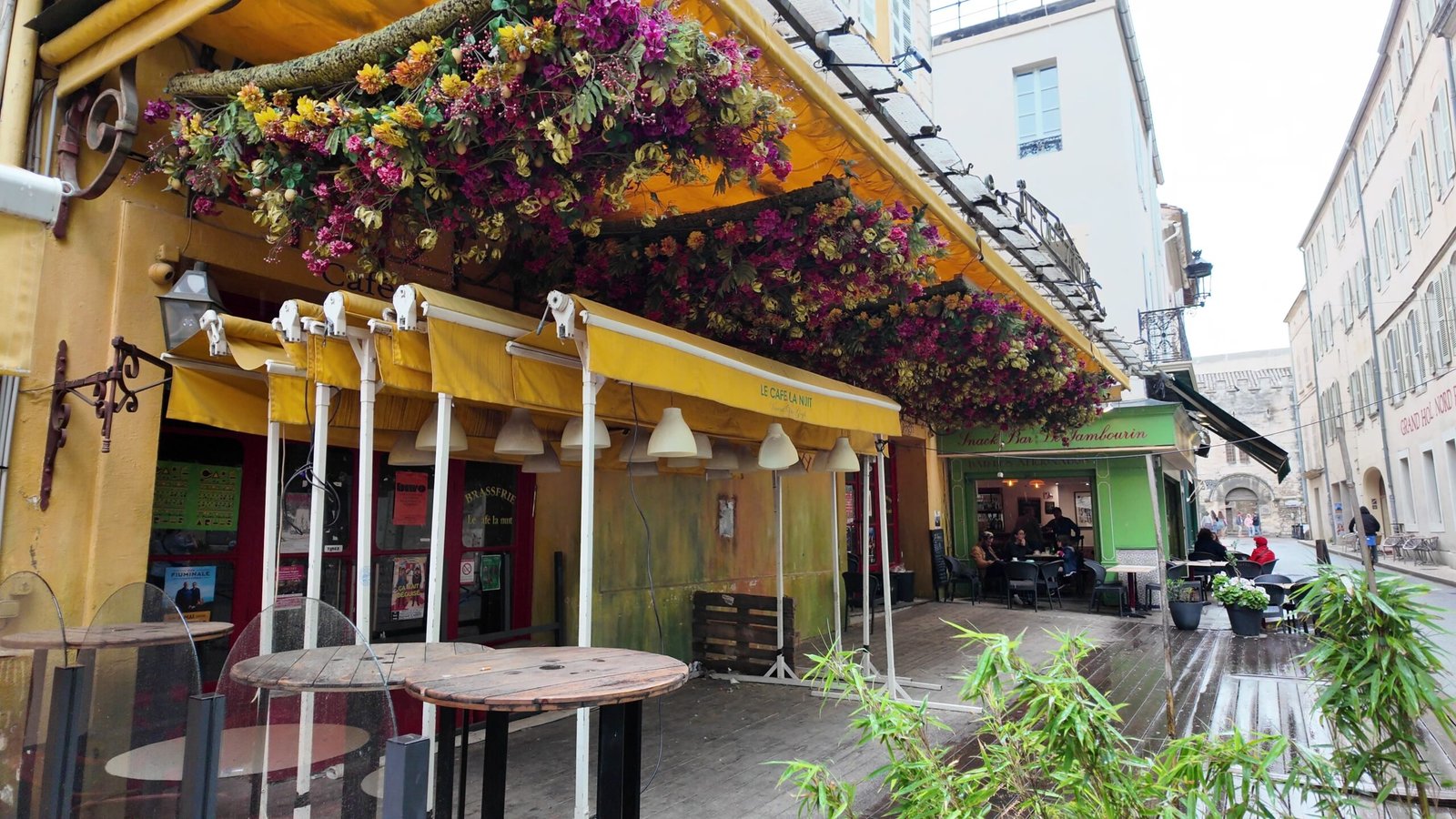 Fachada florida do Café Van Gogh (Le Café la Nuit), em Arles, com toldo amarelo