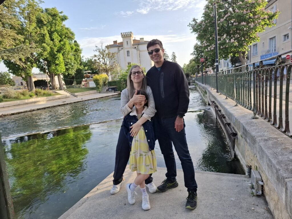 Família brasileira em viagem pela Europa com criança
