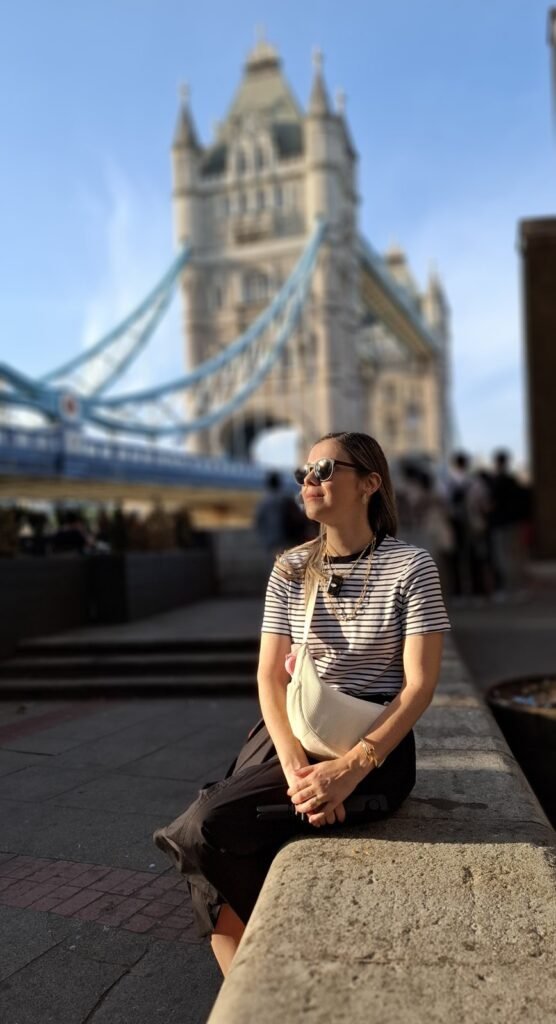 Michelle em frente à Tower Bridge, em Londres: Reino Unido exige ETA para brasileiros