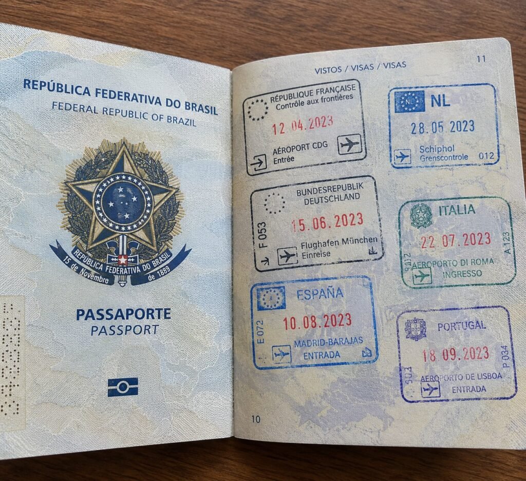 Passaporte brasileiro com carimbos de entrada em países da Europa