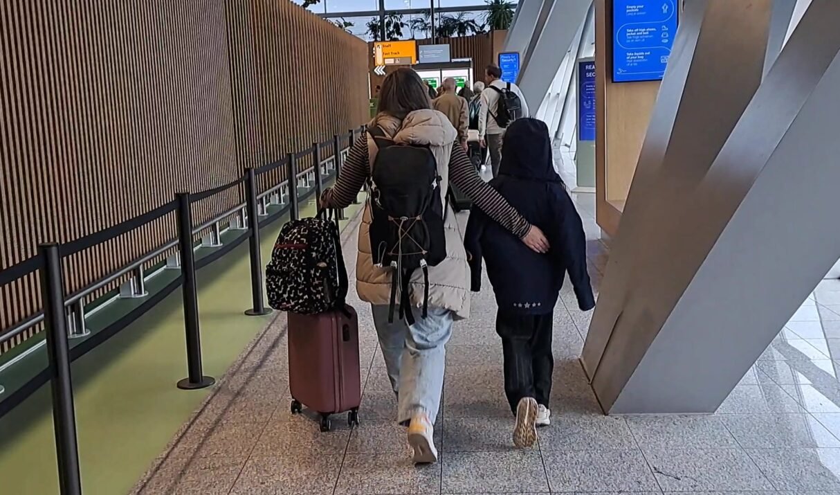 Vão cobrar pela bagagem de mão? O que a nova lei da UE muda para quem viaja com criança